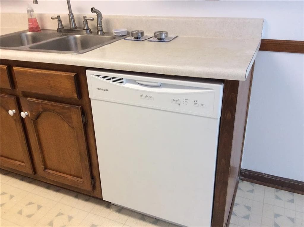 2 bedroom, 2 bathroom, 1,320 sq ft townhouse for sale at 7090 Williamsburg Drive, Riverdale, GA 30274 — photo 8