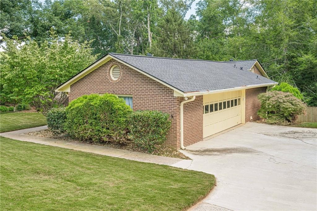 4 bedroom, 5 bathroom, 2,434 sq ft single family residence under contract at 115 Farmstead Lane, Roswell, GA 30075 — photo 3