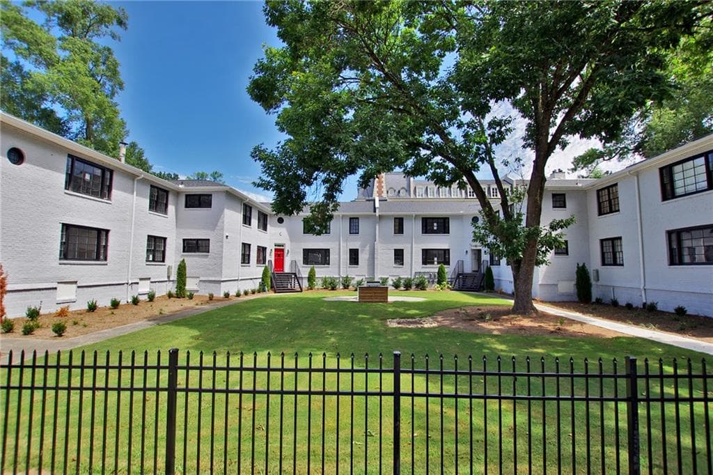 2 bedroom, 2 bathroom, 827 sq ft condominium for sale at 99 Peachtree Memorial Drive C2, Atlanta, GA 30309 — photo 2