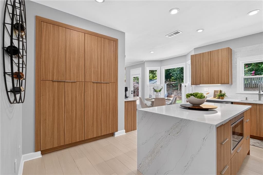 4 bedroom, 3 bathroom, 2,754 sq ft single family residence for sale at 7155 Fawn Lake Drive, Alpharetta, GA 30005 — photo 8