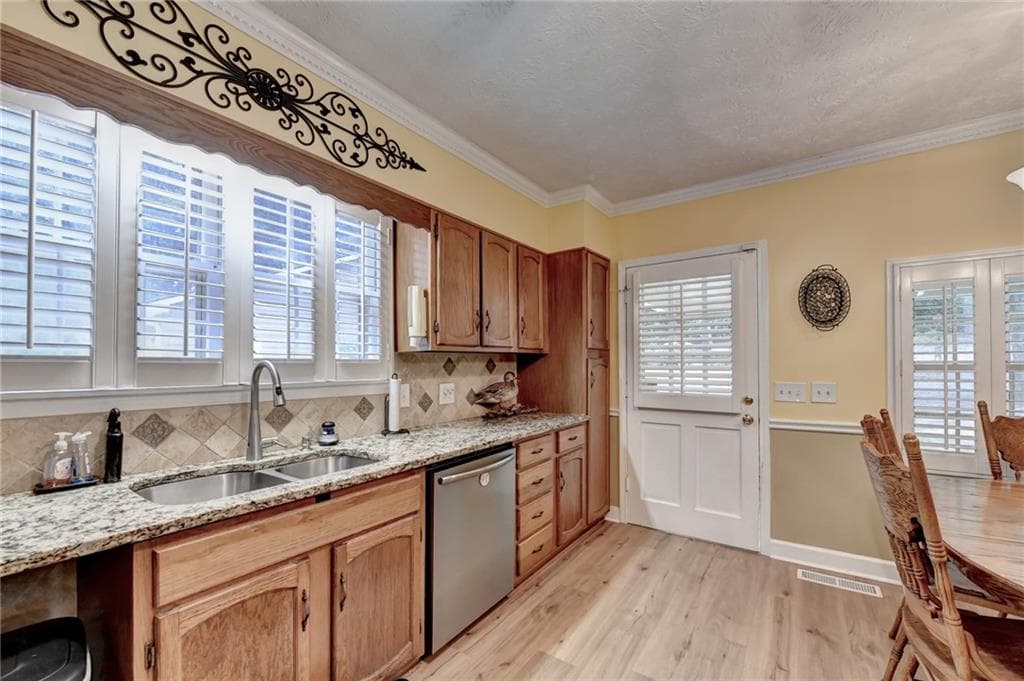 3 bedroom, 2 bathroom, 2,423 sq ft single family residence for sale at 1889 Ridgedale Drive, Snellville, GA 30078 — photo 8