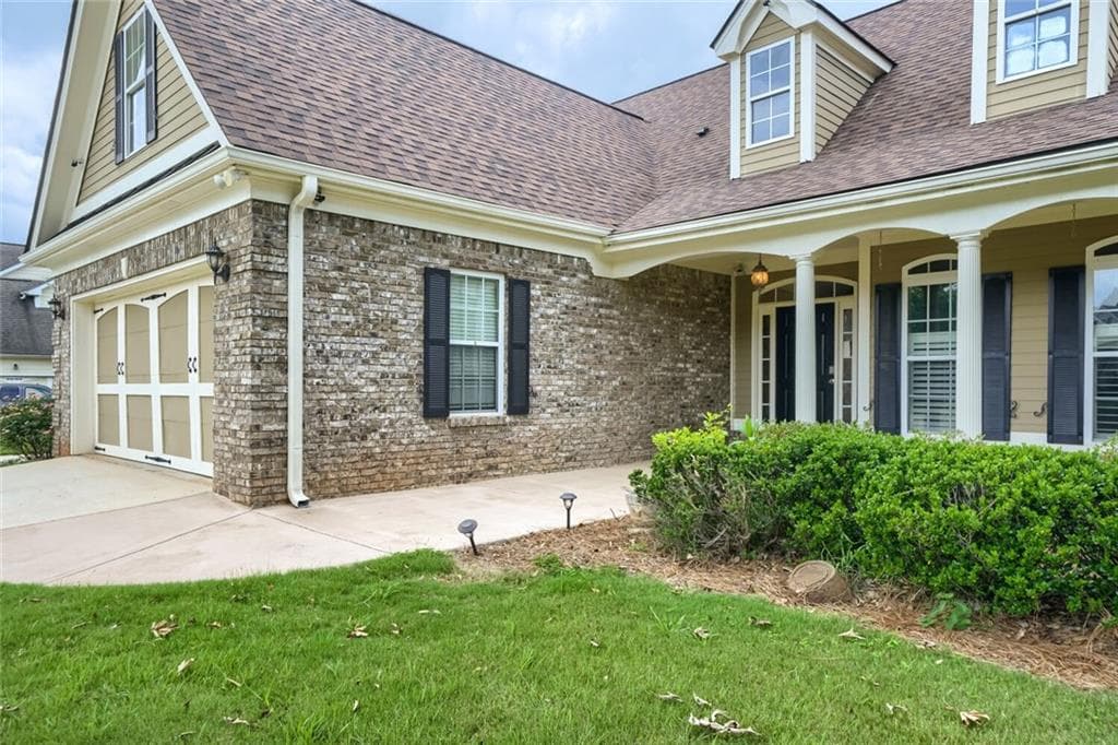 3 bedroom, 2 bathroom, 2,264 sq ft single family residence under contract at 3016 Keeneland Boulevard, Mcdonough, GA 30252 — photo 3