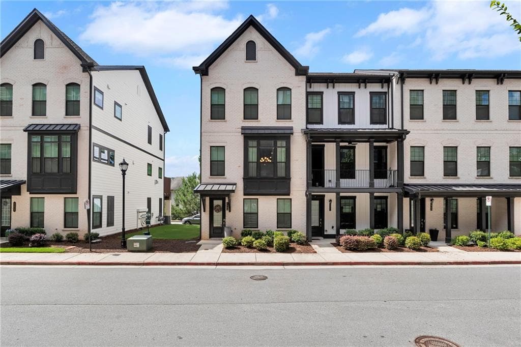 3 bedroom, 4 bathroom, 2,200 sq ft townhouse for sale at 4655 Eddibunn Drive, Smyrna, GA 30080 — photo 2