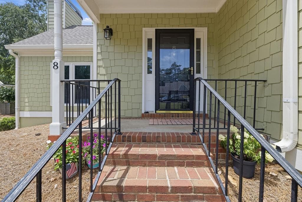 3 bedroom, 3 bathroom, 2,566 sq ft townhouse for sale at 8 Vernon Glen Court, Sandy Springs, GA 30338 — photo 3
