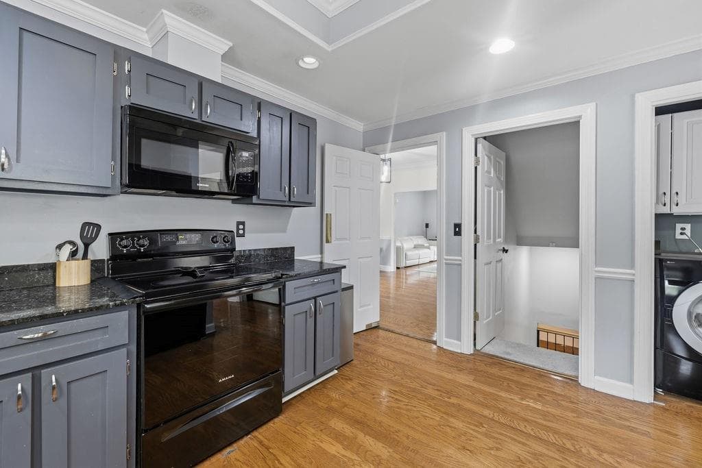 3 bedroom, 3 bathroom, 2,566 sq ft townhouse for sale at 8 Vernon Glen Court, Sandy Springs, GA 30338 — photo 9
