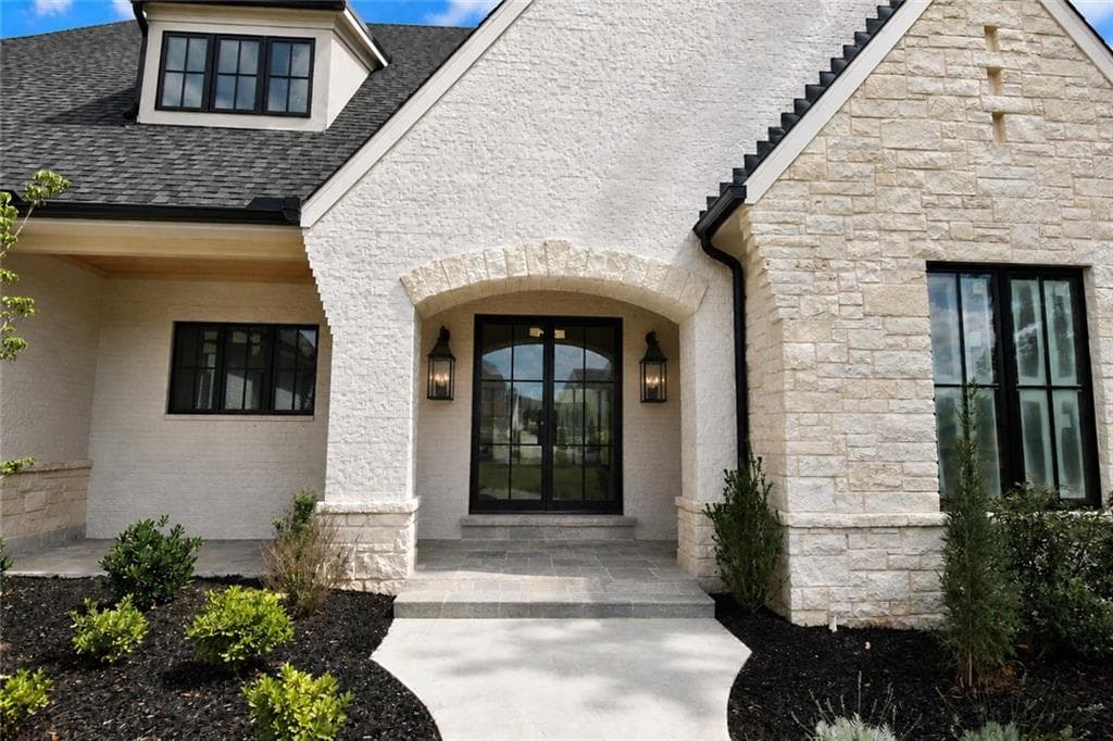 5 bedroom, 8 bathroom, 7,161 sq ft single family residence for sale at 5071 Kings Close, Alpharetta, GA 30004 — photo 3