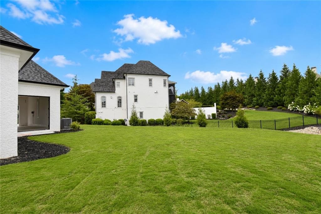 5 bedroom, 8 bathroom, 7,161 sq ft single family residence for sale at 5071 Kings Close, Alpharetta, GA 30004 — photo 4