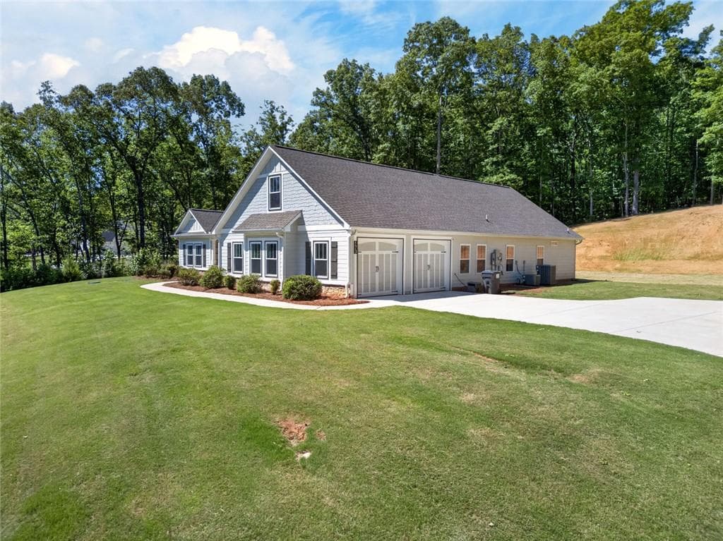 4 bedroom, 4 bathroom, 4,234 sq ft single family residence under contract at 173 W Lake Boulevard, Carrollton, GA 30116 — photo 5