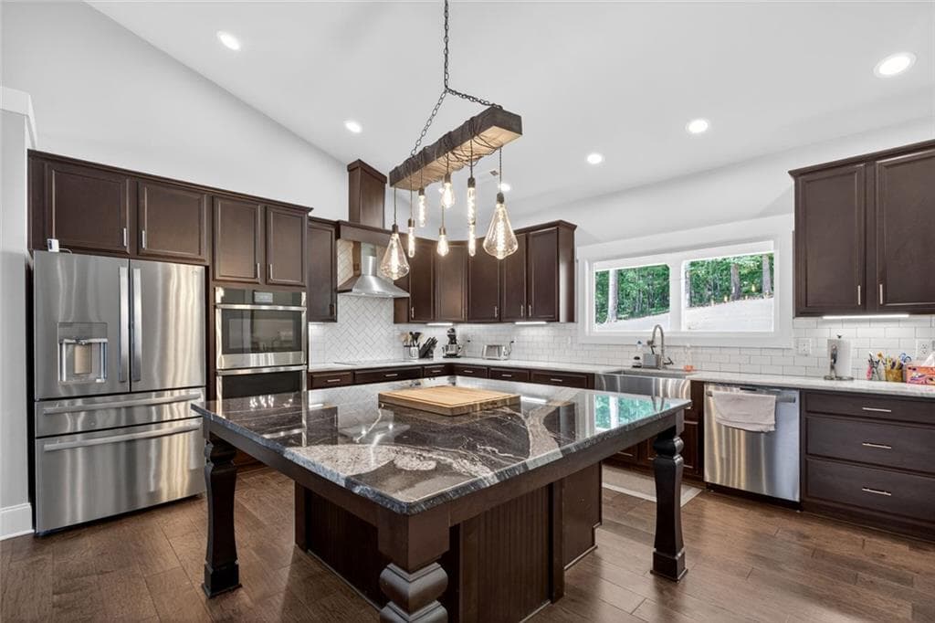 4 bedroom, 4 bathroom, 4,234 sq ft single family residence under contract at 173 W Lake Boulevard, Carrollton, GA 30116 — photo 2
