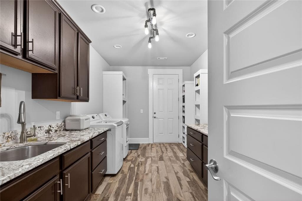 4 bedroom, 4 bathroom, 4,234 sq ft single family residence under contract at 173 W Lake Boulevard, Carrollton, GA 30116 — photo 4