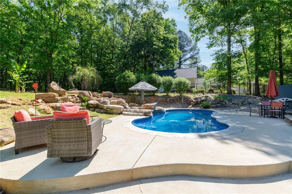 3 bedroom, 3 bathroom, 1,987 sq ft single family residence under contract at 95 Tyler Woods Drive, Sharpsburg, GA 30277 — photo 2