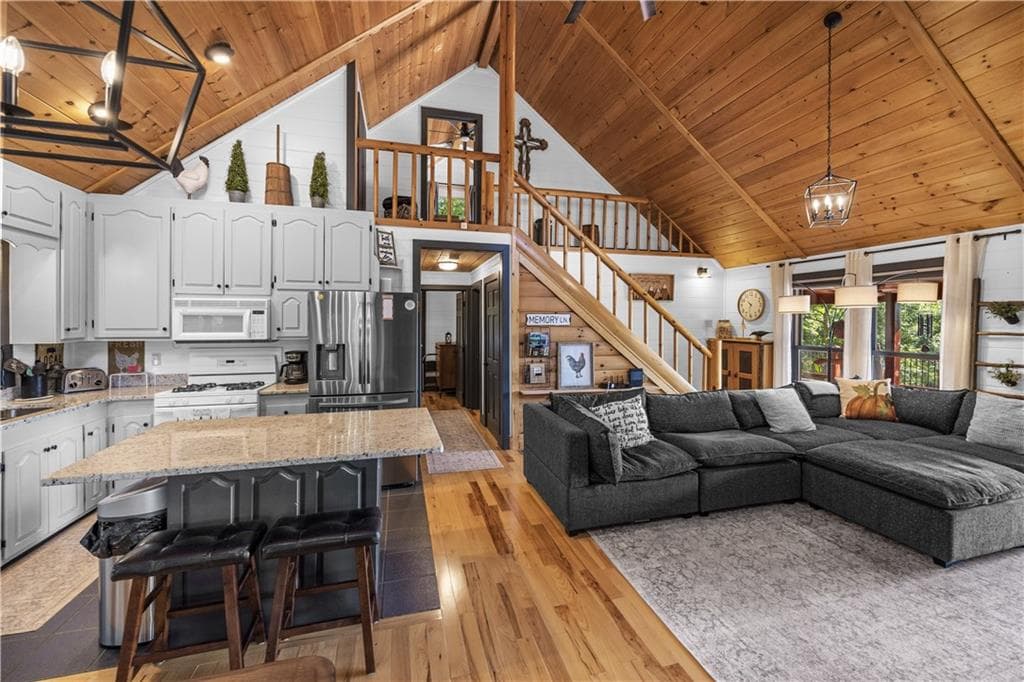 5 bedroom, 3 bathroom, 2,268 sq ft single family residence under contract at 832 Scenic Mountain View Road, Blue Ridge, GA 30513 — photo 4