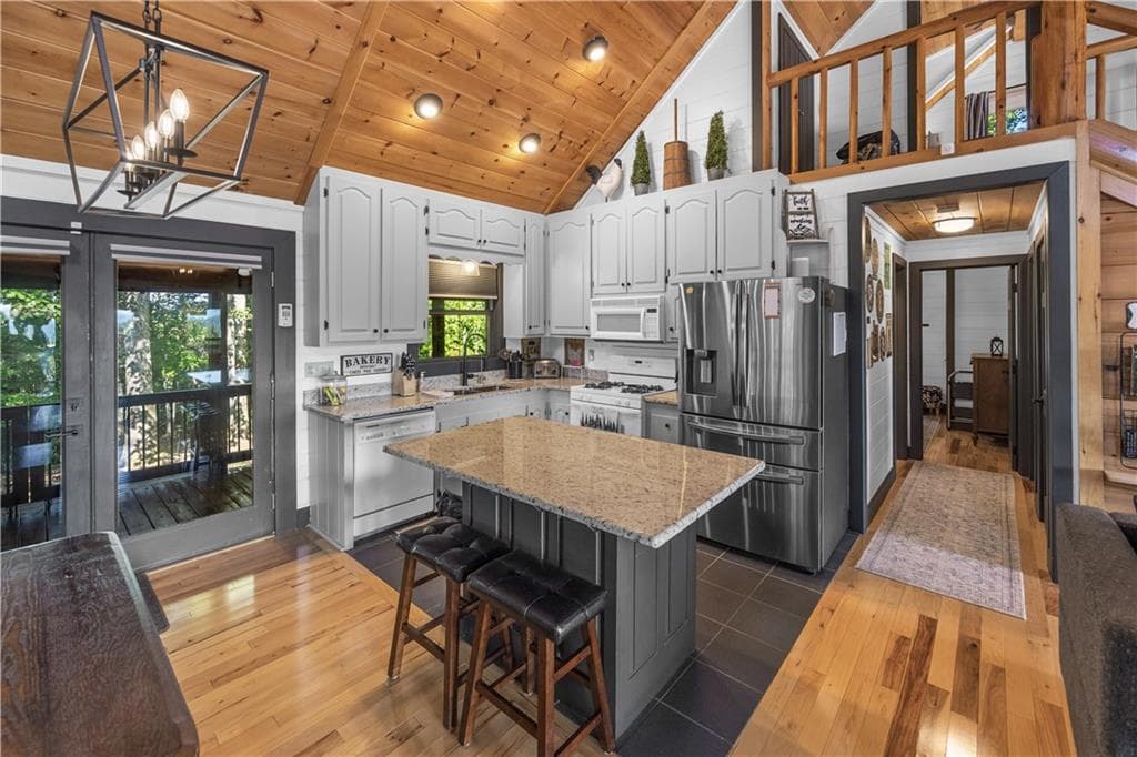 5 bedroom, 3 bathroom, 2,268 sq ft single family residence under contract at 832 Scenic Mountain View Road, Blue Ridge, GA 30513 — photo 5