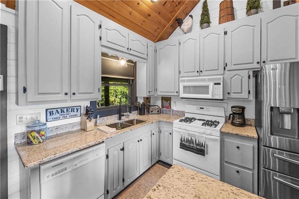 5 bedroom, 3 bathroom, 2,268 sq ft single family residence under contract at 832 Scenic Mountain View Road, Blue Ridge, GA 30513 — photo 9