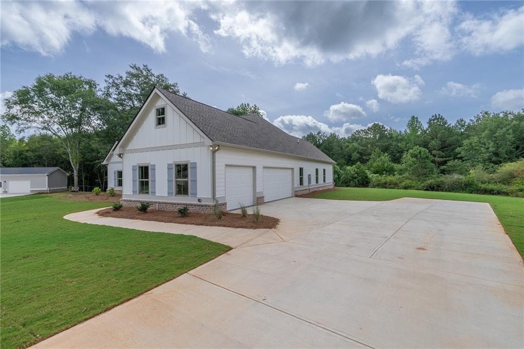 4 bedroom, 3 bathroom, 2,283 sq ft single family residence under contract at 347 Woodfin Way, Social Circle, GA 30025 — photo 4