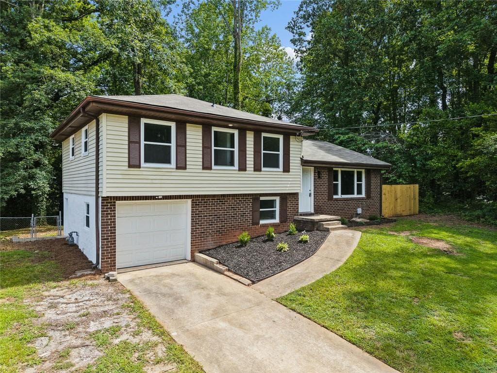 3 bedroom, 3 bathroom, 1,509 sq ft single family residence for sale at 498 Queen Aliese Lane, Jonesboro, GA 30236 — photo 2