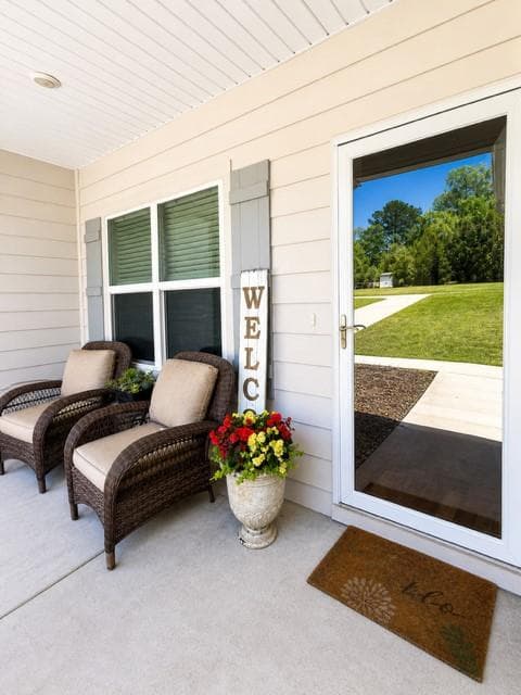 4 bedroom, 2 bathroom, 2,332 sq ft single family residence for sale at 101 Fenwick Manor Drive, LaGrange, GA 30241 — photo 2