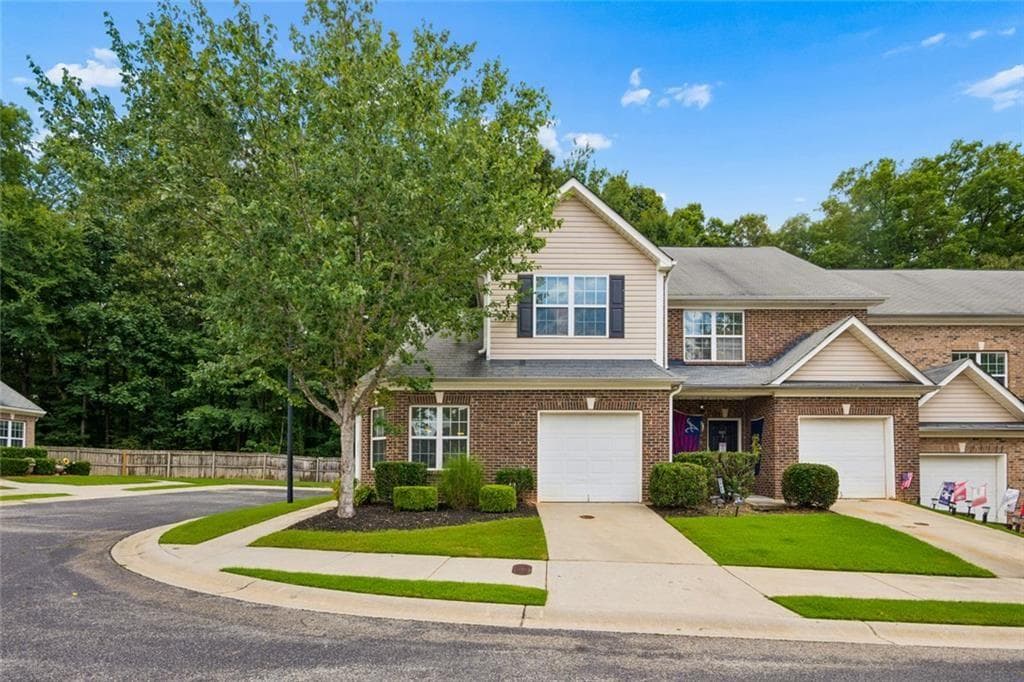 3 bedroom, 3 bathroom, 1,612 sq ft townhouse for sale at 2555 Flat Shoals Road 2501, Atlanta, GA 30349 — photo 2