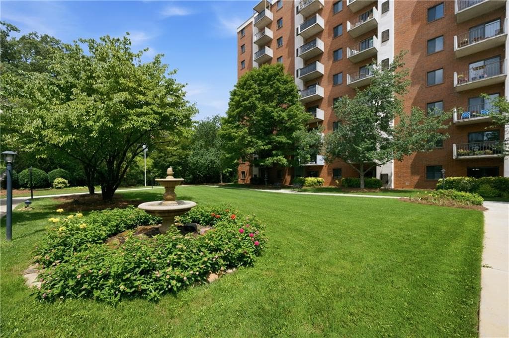1 bedroom, 1 bathroom, 489 sq ft condominium for sale at 300 Johnson Ferry Road A713, Sandy Springs, GA 30328 — photo 2