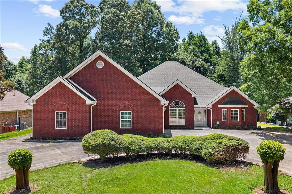 4 bedroom, 4 bathroom, 4,050 sq ft single family residence for sale at 5555 Stone Trace, Gainesville, GA 30504 — photo 1 of 56