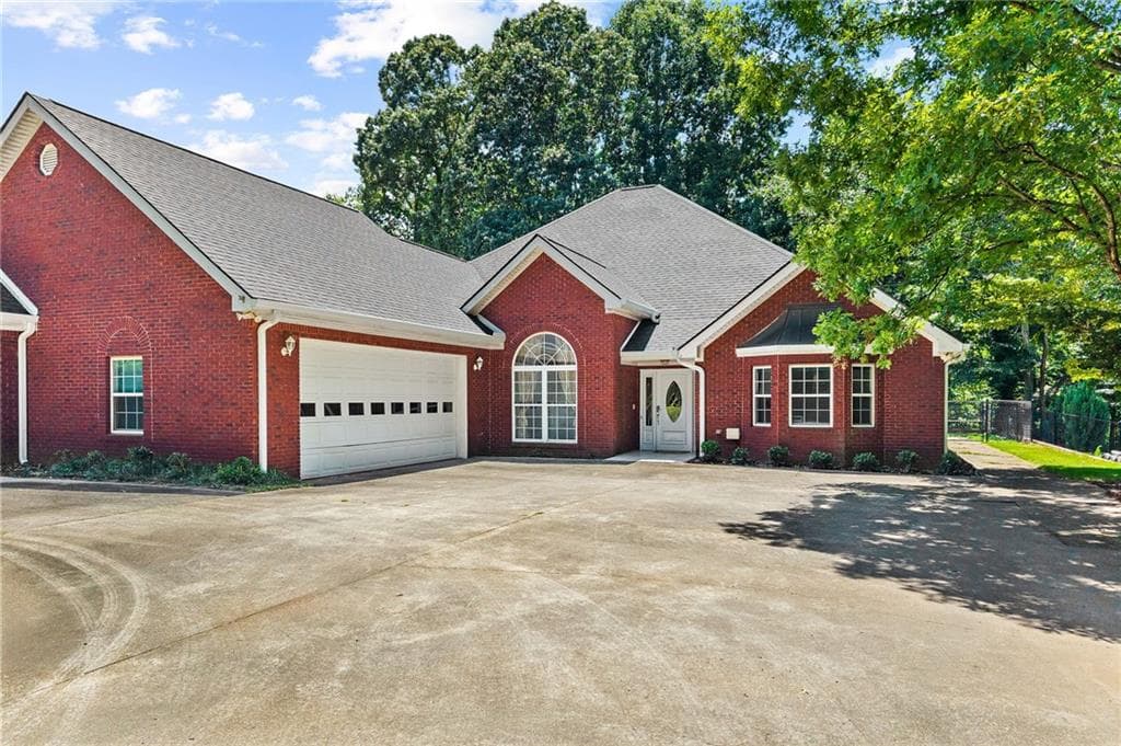 4 bedroom, 4 bathroom, 4,050 sq ft single family residence for sale at 5555 Stone Trace, Gainesville, GA 30504 — photo 2