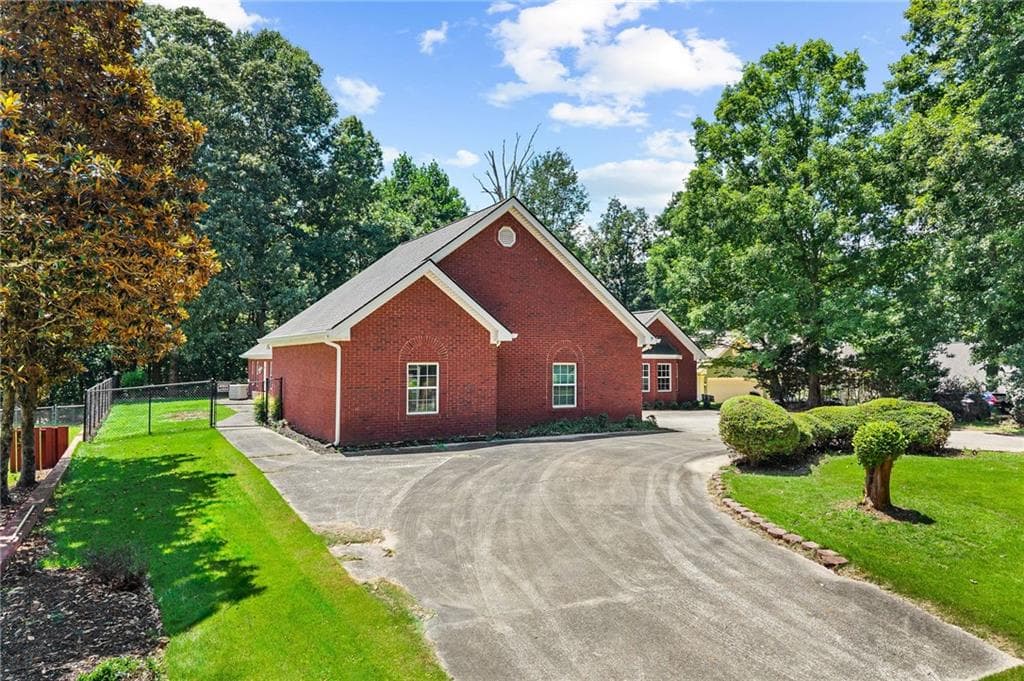 4 bedroom, 4 bathroom, 4,050 sq ft single family residence for sale at 5555 Stone Trace, Gainesville, GA 30504 — photo 3
