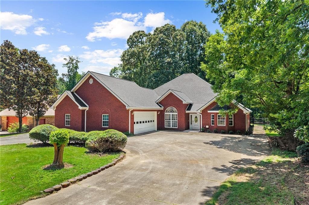 4 bedroom, 4 bathroom, 4,050 sq ft single family residence for sale at 5555 Stone Trace, Gainesville, GA 30504 — photo 4