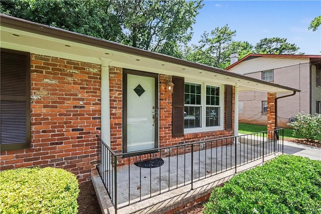 3 bedroom, 2 bathroom, 1,215 sq ft single family residence under contract at 2973 Delcourt Drive, Decatur, GA 30033 — photo 3