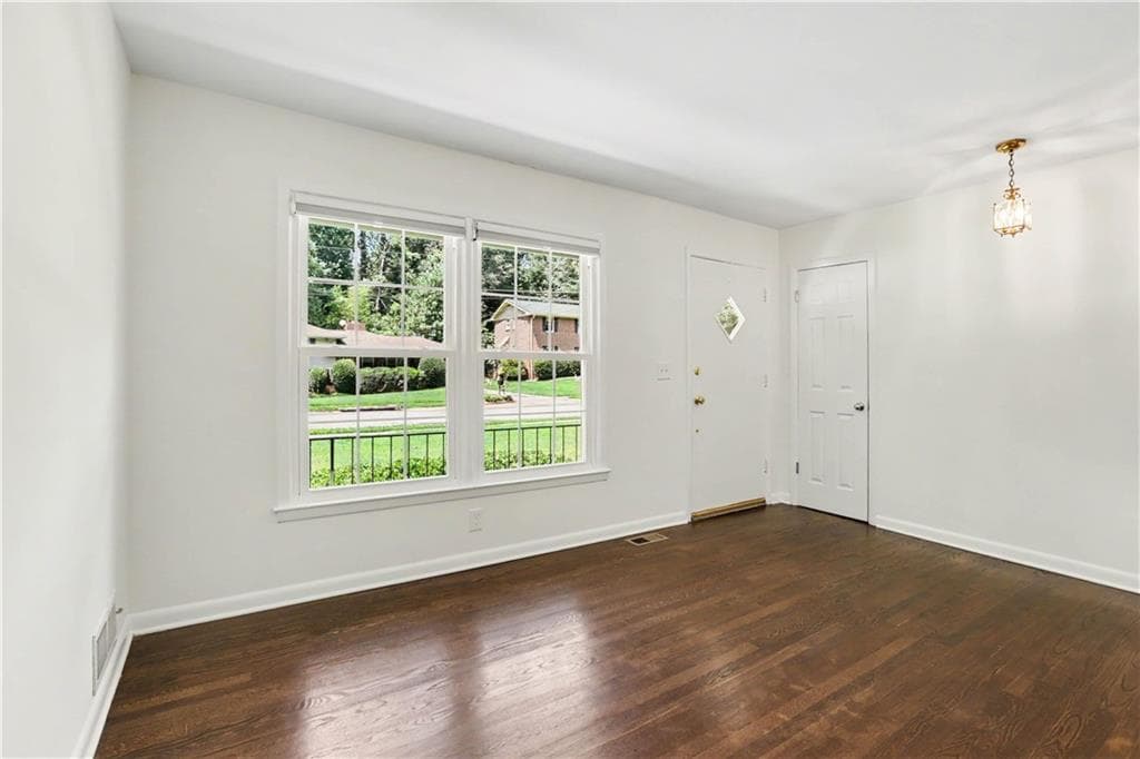 3 bedroom, 2 bathroom, 1,215 sq ft single family residence under contract at 2973 Delcourt Drive, Decatur, GA 30033 — photo 6