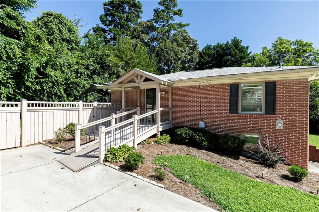 4 bedroom, 2 bathroom, 2,360 sq ft single family residence under contract at 2133 Sandy Plains Road, Marietta, GA 30066 — photo 3