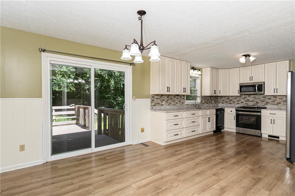 4 bedroom, 2 bathroom, 2,360 sq ft single family residence under contract at 2133 Sandy Plains Road, Marietta, GA 30066 — photo 9