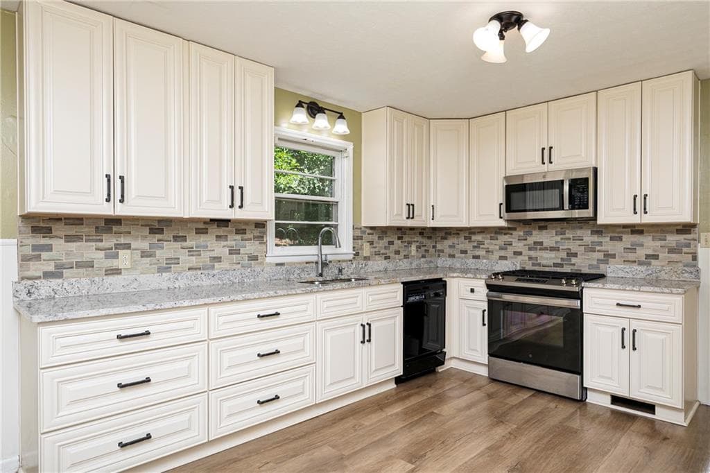4 bedroom, 2 bathroom, 2,360 sq ft single family residence under contract at 2133 Sandy Plains Road, Marietta, GA 30066 — photo 10