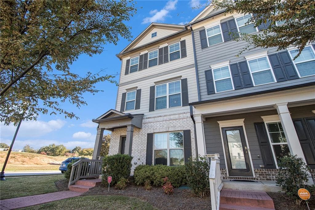 3 bedroom, 4 bathroom, 1,600 sq ft townhouse under contract at 3627 Hawthorne Terrace, Atlanta, GA 30337 — photo 3