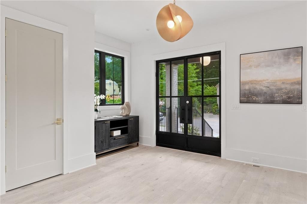 5 bedroom, 7 bathroom, 6,350 sq ft single family residence under contract at 952 Cumberland Road, Atlanta, GA 30306 — photo 2