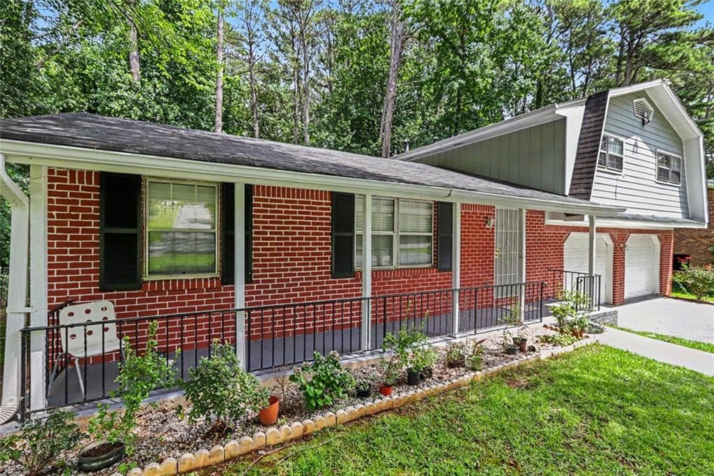3 bedroom, 2 bathroom, 1,612 sq ft single family residence for sale at 815 Dunleith Court, Stone Mountain, GA 30083 — photo 2