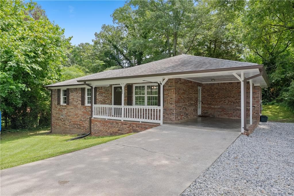 3 bedroom, 2 bathroom, 1,075 sq ft single family residence under contract at 309 W Franklin Street, Toccoa, GA 30577 — photo 2