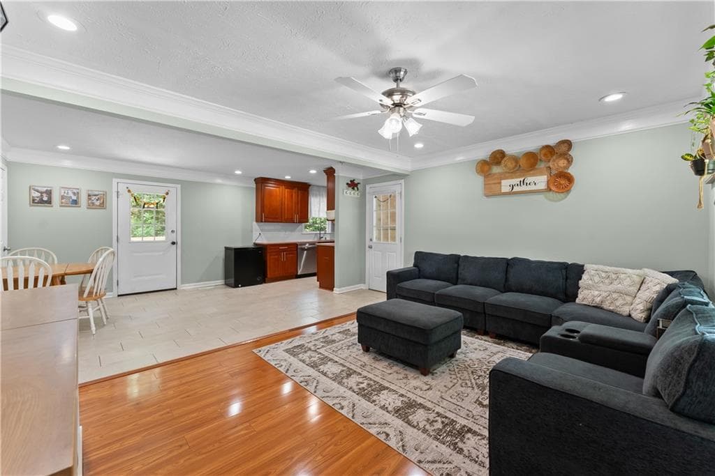 3 bedroom, 2 bathroom, 1,075 sq ft single family residence under contract at 309 W Franklin Street, Toccoa, GA 30577 — photo 5