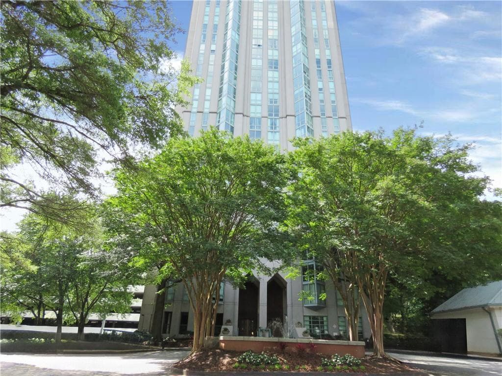 1 bedroom, 1 bathroom, 807 sq ft condominium for sale at 2870 Pharr Court South 407, Atlanta, GA 30305 — photo 1 of 30