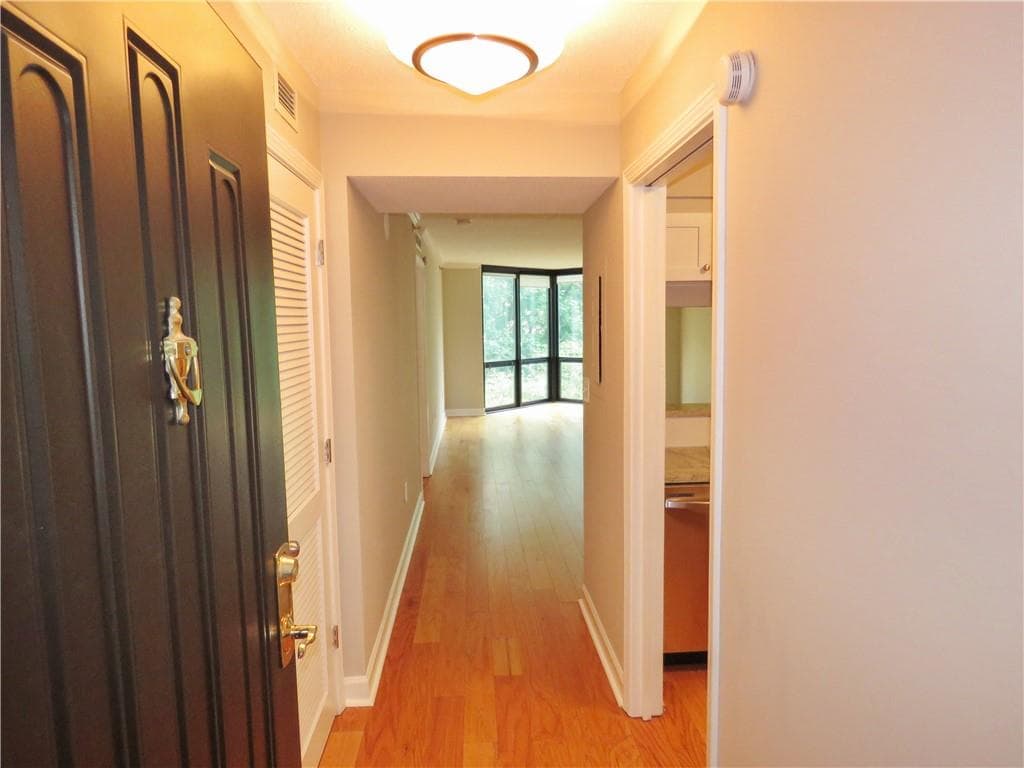1 bedroom, 1 bathroom, 807 sq ft condominium for sale at 2870 Pharr Court South 407, Atlanta, GA 30305 — photo 3
