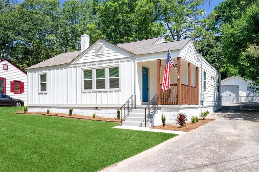 3 bedroom, 3 bathroom, 1,300 sq ft single family residence for sale at 858 Linda Way, Forest Park, GA 30297 — photo 2