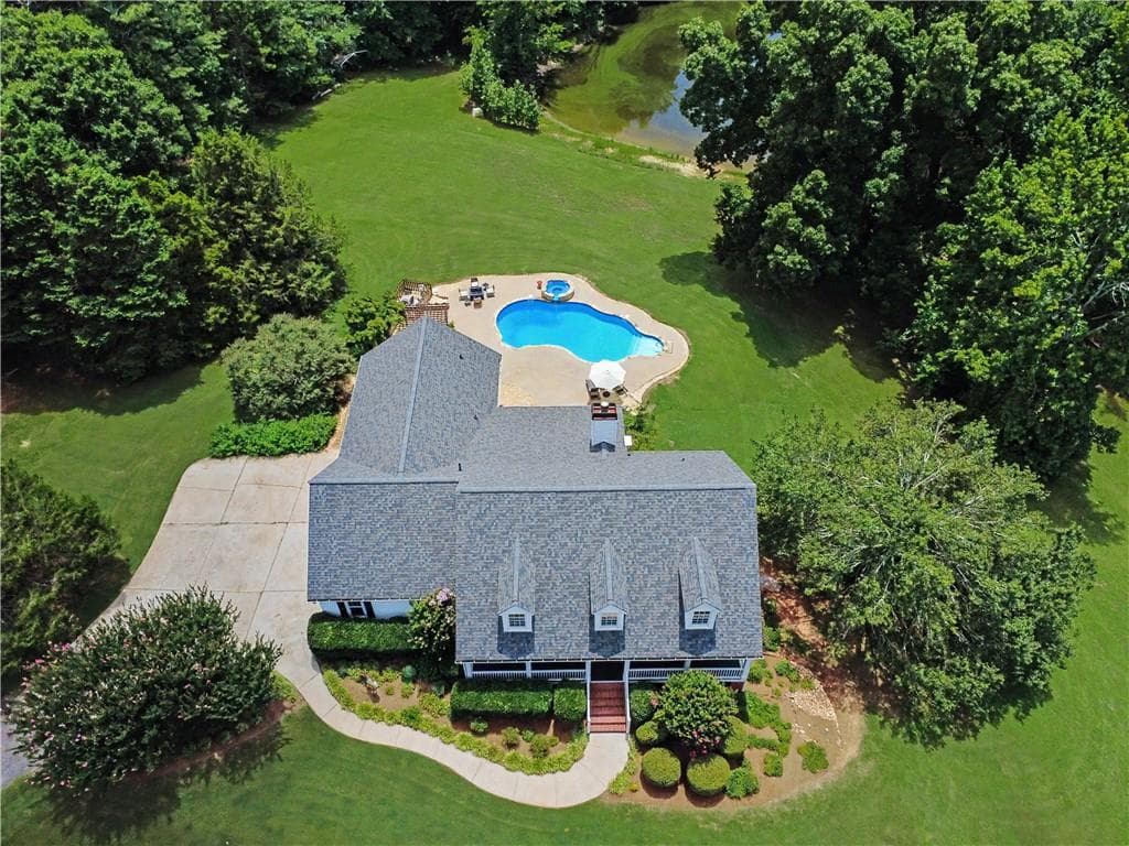 5 bedroom, 4 bathroom, 5,120 sq ft single family residence for sale at 1825 Skelton Road, Hoschton, GA 30548 — photo 3