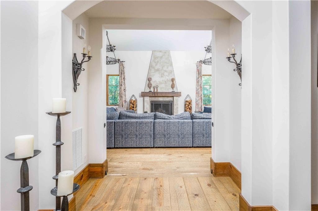 5 bedroom, 5 bathroom, 6,569 sq ft single family residence for sale at 3118 W Roxboro Road, Atlanta, GA 30324 — photo 3