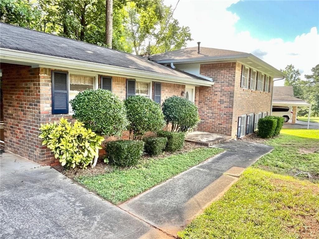 3 bedroom, 2 bathroom, 1,228 sq ft single family residence for sale at 512 Donwood Lane, Marietta, GA 30060 — photo 2