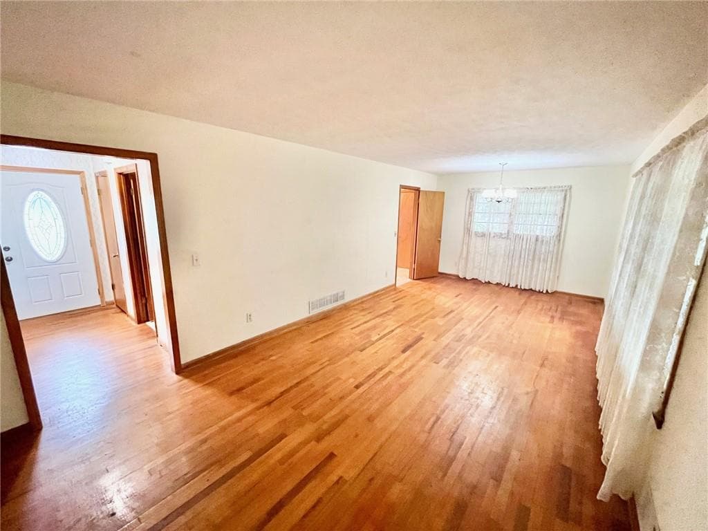 3 bedroom, 2 bathroom, 1,228 sq ft single family residence for sale at 512 Donwood Lane, Marietta, GA 30060 — photo 3