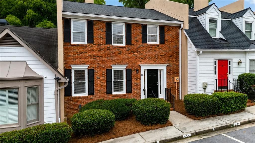 3 bedroom, 3 bathroom, 2,216 sq ft townhouse for sale at 935 Lenox Hill Court, Atlanta, GA 30324
