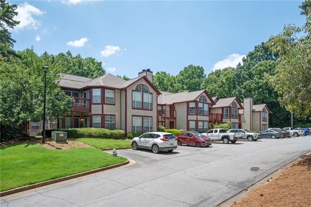 2 bedroom, 2 bathroom, 880 sq ft condominium for sale at 915 Wentworth Court, Johns Creek, GA 30022