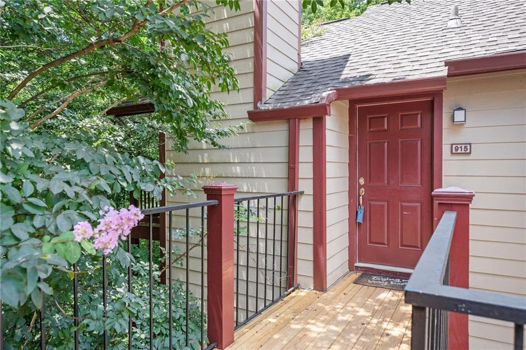 2 bedroom, 2 bathroom, 880 sq ft condominium for sale at 915 Wentworth Court, Johns Creek, GA 30022 — photo 2