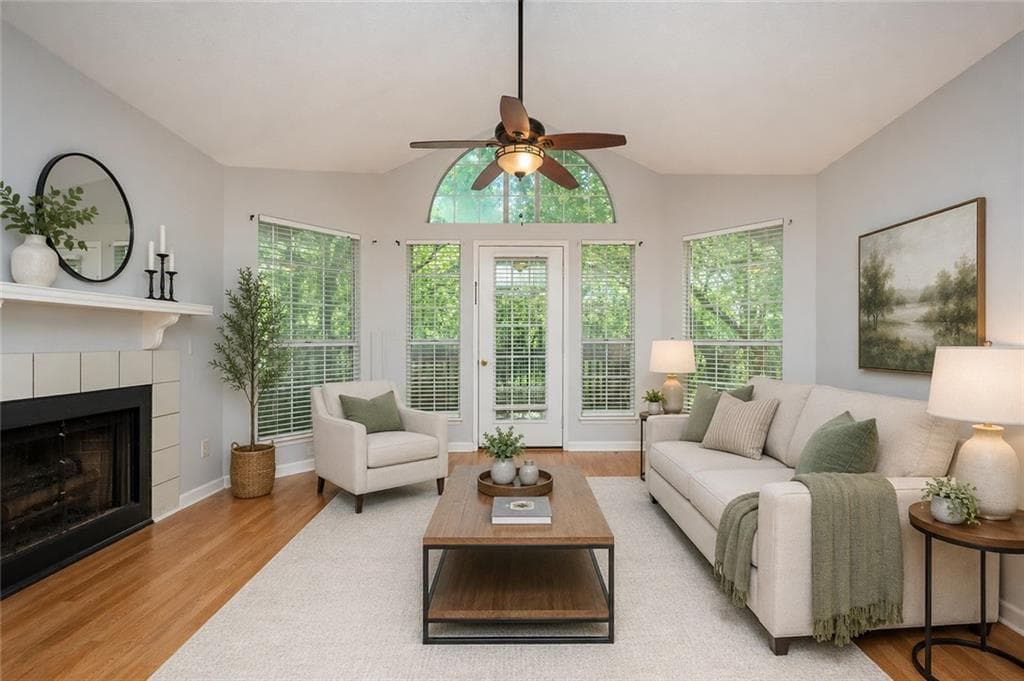 2 bedroom, 2 bathroom, 880 sq ft condominium for sale at 915 Wentworth Court, Johns Creek, GA 30022 — photo 3