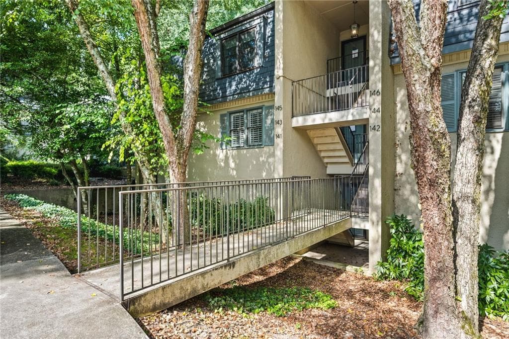 1 bedroom, 1 bathroom, 833 sq ft condominium for sale at 141 Amherst Place, Atlanta, GA 30327 — photo 2