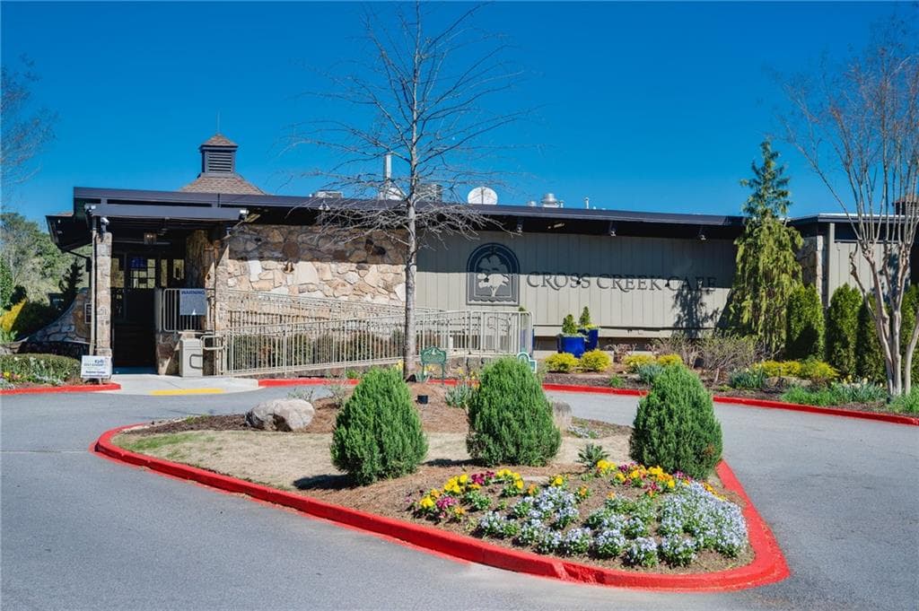 1 bedroom, 1 bathroom, 833 sq ft condominium for sale at 141 Amherst Place, Atlanta, GA 30327